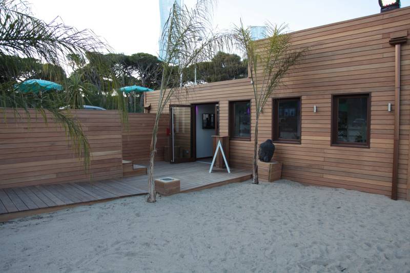 Construction en ossature bois d'un Restaurant de plage et sa terrasse en bois exotique à Mandelieu
