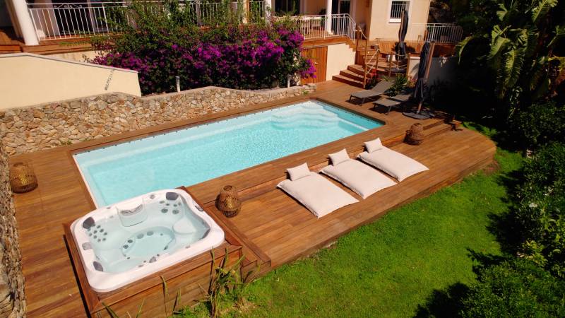 Réalisation d'une terrasse et d'aménagements extérieurs en bois à Mandelieu